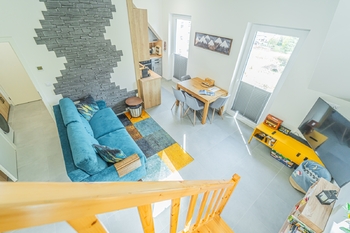 Pohled do obývacího pokoje - Prodej bytu 2+kk v osobním vlastnictví 67 m², Pernink