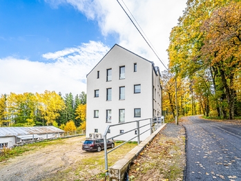 Pohled na dům s parkovacím místem - Prodej bytu 2+kk v osobním vlastnictví 67 m², Pernink