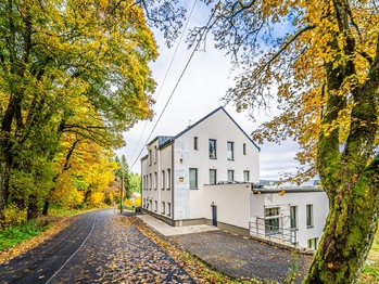 Pohled na dům - Prodej bytu 2+kk v osobním vlastnictví 67 m², Pernink