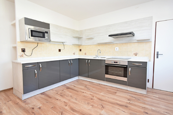 Kuchyně s jídelním koutem a samostatným špajzem. Výhled do dvora. - Prodej bytu 3+1 v osobním vlastnictví 192 m², Otvovice