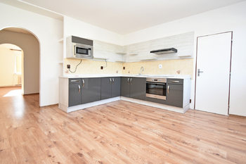 Kuchyně s jídelním koutem a samostatným špajzem. Výhled do dvora. - Prodej bytu 3+1 v osobním vlastnictví 192 m², Otvovice