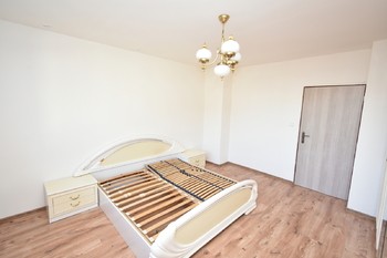 Samostatná ložnice s okny do dvora.  - Prodej bytu 3+1 v osobním vlastnictví 192 m², Otvovice