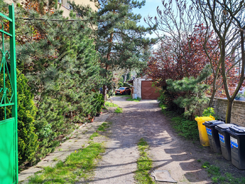 Vjezd do dvora. Uzavřený objekt. Popelnice pro každý byt na dvoře.  - Prodej bytu 3+1 v osobním vlastnictví 192 m², Otvovice