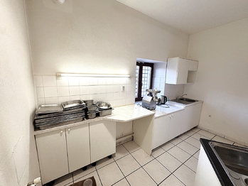 Pronájem obchodních prostor 145 m², Komárov