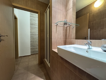 koupelna v podkroví - Prodej bytu 2+kk v osobním vlastnictví 41 m², Černý Důl