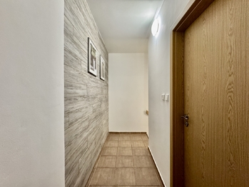 chodba v podkroví - Prodej bytu 2+kk v osobním vlastnictví 41 m², Černý Důl