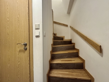 schodiště do podkroví - Prodej bytu 2+kk v osobním vlastnictví 41 m², Černý Důl