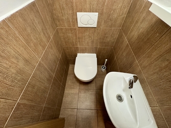 toaleta v přízemí - Prodej bytu 2+kk v osobním vlastnictví 41 m², Černý Důl