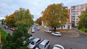 Pohled z okna na ulici - Pronájem bytu 3+1 v osobním vlastnictví 80 m², Lovosice