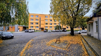 Pohled na budovu - Pronájem bytu 3+1 v osobním vlastnictví 80 m², Lovosice