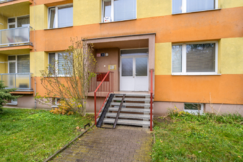 Vchod do budovy - Prodej bytu 1+1 v osobním vlastnictví 35 m², Ústí nad Labem