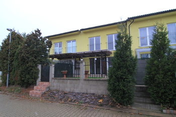 Pohled na zadní část domu - Pronájem domu 150 m², Karlovy Vary