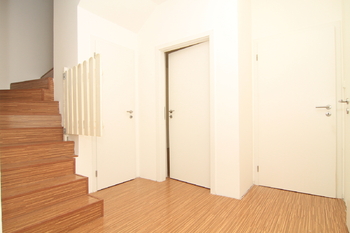 schodiště do patra - Pronájem domu 150 m², Karlovy Vary