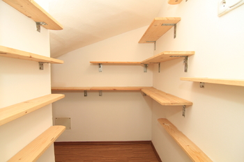 spíž pod schodištěm - Pronájem domu 150 m², Karlovy Vary