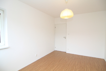 Pokoj 3 v patře se vstupem na terasu patře - Pronájem domu 150 m², Karlovy Vary