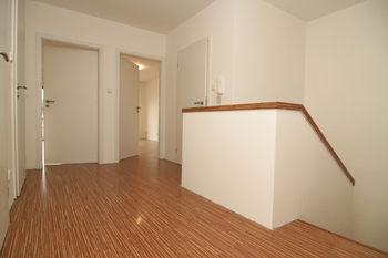 hala u schodiště v patře - Pronájem domu 150 m², Karlovy Vary