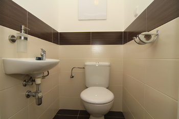 Toaleta v patře - Pronájem domu 150 m², Karlovy Vary