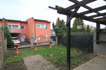 Malá zahrádka - terasa u obývacího pokoje - Pronájem domu 150 m², Karlovy Vary