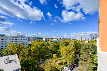 Výhled z obývacího pokoje - Pronájem bytu 3+1 v osobním vlastnictví 69 m², Praha 4 - Krč