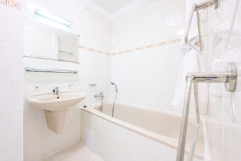 Koupelna - Pronájem bytu 3+1 v osobním vlastnictví 69 m², Praha 4 - Krč