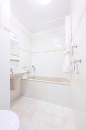 Koupelna - Pronájem bytu 3+1 v osobním vlastnictví 69 m², Praha 4 - Krč