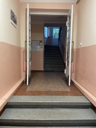 Vstupní chodba do domu - Pronájem bytu 1+1 v osobním vlastnictví 45 m², Karlovy Vary