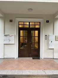 Vchod do domu - Pronájem bytu 1+1 v osobním vlastnictví 45 m², Karlovy Vary