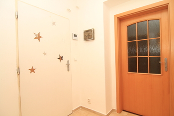 Vchodové dveře do bytu - Pronájem bytu 1+1 v osobním vlastnictví 45 m², Karlovy Vary