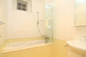 Koupelna - Pronájem bytu 1+1 v osobním vlastnictví 45 m², Karlovy Vary