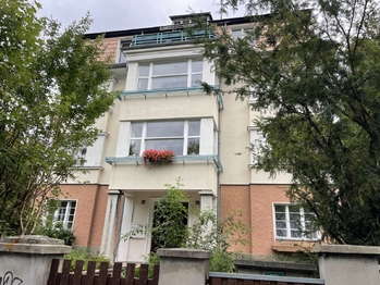 Pohled na dům - Pronájem bytu 1+1 v osobním vlastnictví 45 m², Karlovy Vary 