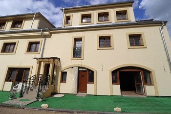 Vstup do domu z dvora - Pronájem bytu 3+kk v osobním vlastnictví 95 m², Praha 5 - Zličín