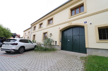 Vjezdová brána do dvora - Pronájem bytu 3+kk v osobním vlastnictví 95 m², Praha 5 - Zličín