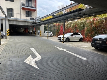 PARKOVACÍ STÁNÍ - POD HARFOU - Pronájem garáže, Praha 9 - Vysočany