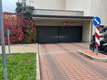 VJEZD DO BYTOVÉHO KOMPLEXU - Pronájem garáže, Praha 9 - Vysočany