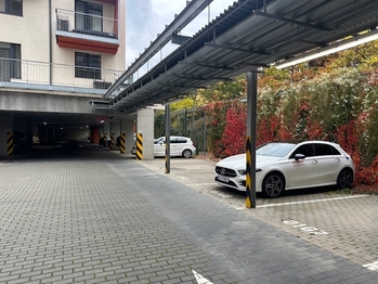 PARKOVACÍ STÁNÍ - POD HARFOU - Pronájem garáže, Praha 9 - Vysočany