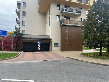 VJEZD DO BYTOVÉHO KOMPLEXU - Pronájem garáže, Praha 9 - Vysočany