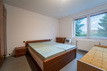 místnost vedle obývací místnosti - Prodej domu 190 m², Vlkaneč