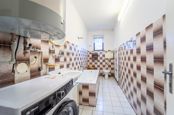 koupelna s toaletou - Prodej domu 190 m², Vlkaneč