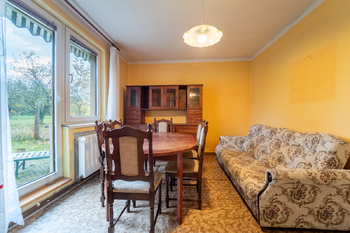 místnost s kamny, vstup na terasu - Prodej domu 190 m², Vlkaneč