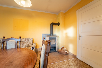 místnost s kamny - Prodej domu 190 m², Vlkaneč