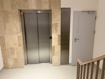 Schodiště s výtahem - Pronájem bytu 2+kk v osobním vlastnictví 73 m², Brandýs nad Labem-Stará Boleslav