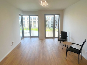 Obývací místnost se vstupem na balkón a výhledem do zeleně - Pronájem bytu 2+kk v osobním vlastnictví 73 m², Brandýs nad Labem-Stará Boleslav