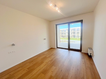 Ložnice se vstupem na balkón a výhledem do zeleně - Pronájem bytu 2+kk v osobním vlastnictví 73 m², Brandýs nad Labem-Stará Boleslav