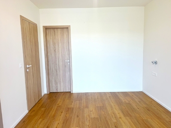Ložnice a vstup do šatny - Pronájem bytu 2+kk v osobním vlastnictví 73 m², Brandýs nad Labem-Stará Boleslav