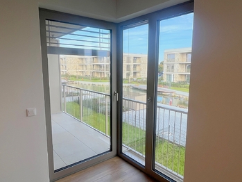 Vstup na balkón z obývací místnosti - Pronájem bytu 2+kk v osobním vlastnictví 73 m², Brandýs nad Labem-Stará Boleslav