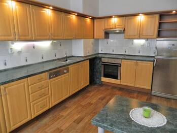 Pohled do kuchyně. - Pronájem bytu atypický 105 m², Tábor 