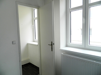 Průhled do větratelné místnosti. - Pronájem bytu atypický 105 m², Tábor