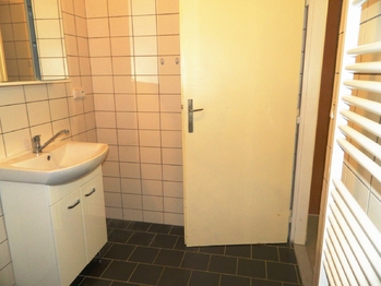 Koupelna s vývody pro pračku. - Pronájem bytu atypický 105 m², Tábor