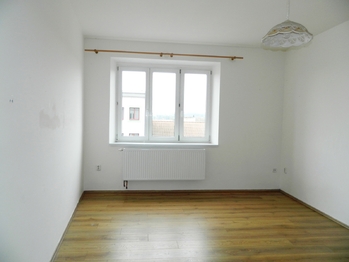 Pohled do pokoje. - Pronájem bytu atypický 105 m², Tábor