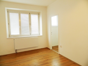 Jeden ze 3 pokojů. - Pronájem bytu atypický 105 m², Tábor